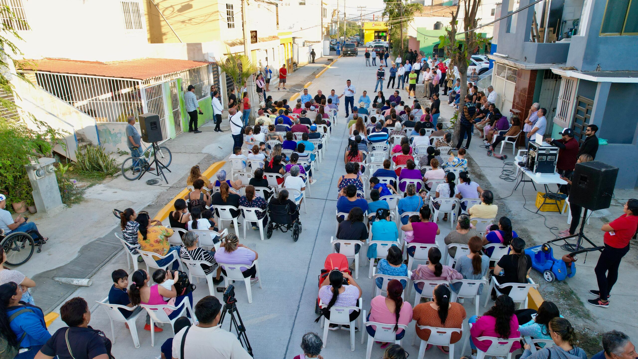 Al grito de ¡si se pudo! los habitantes del Infonavit Jabalíes recibieron la pavimentación de la calle Rigoberto Aguilar Picos.