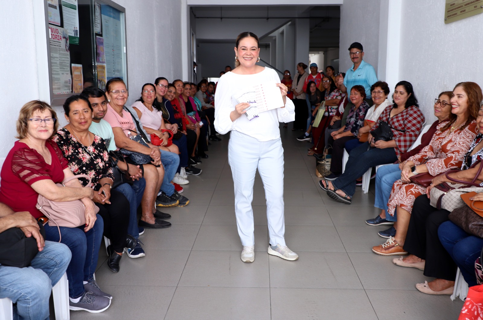 Personas con discapacidad y adultas mayores empezaron a recoger sus accesos a la zona incluyente de Carnaval para que puedan disfrutar con tranquilidad y comodidad las coronaciones y desfiles de Carnaval que inicia este jueves 8 y concluye el martes 13 del presente mes.