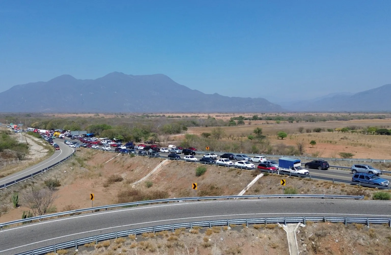 - Los profesores exigieron mejoras salariales, infraestructura educativa y contratación de egresados de las escuelas normales