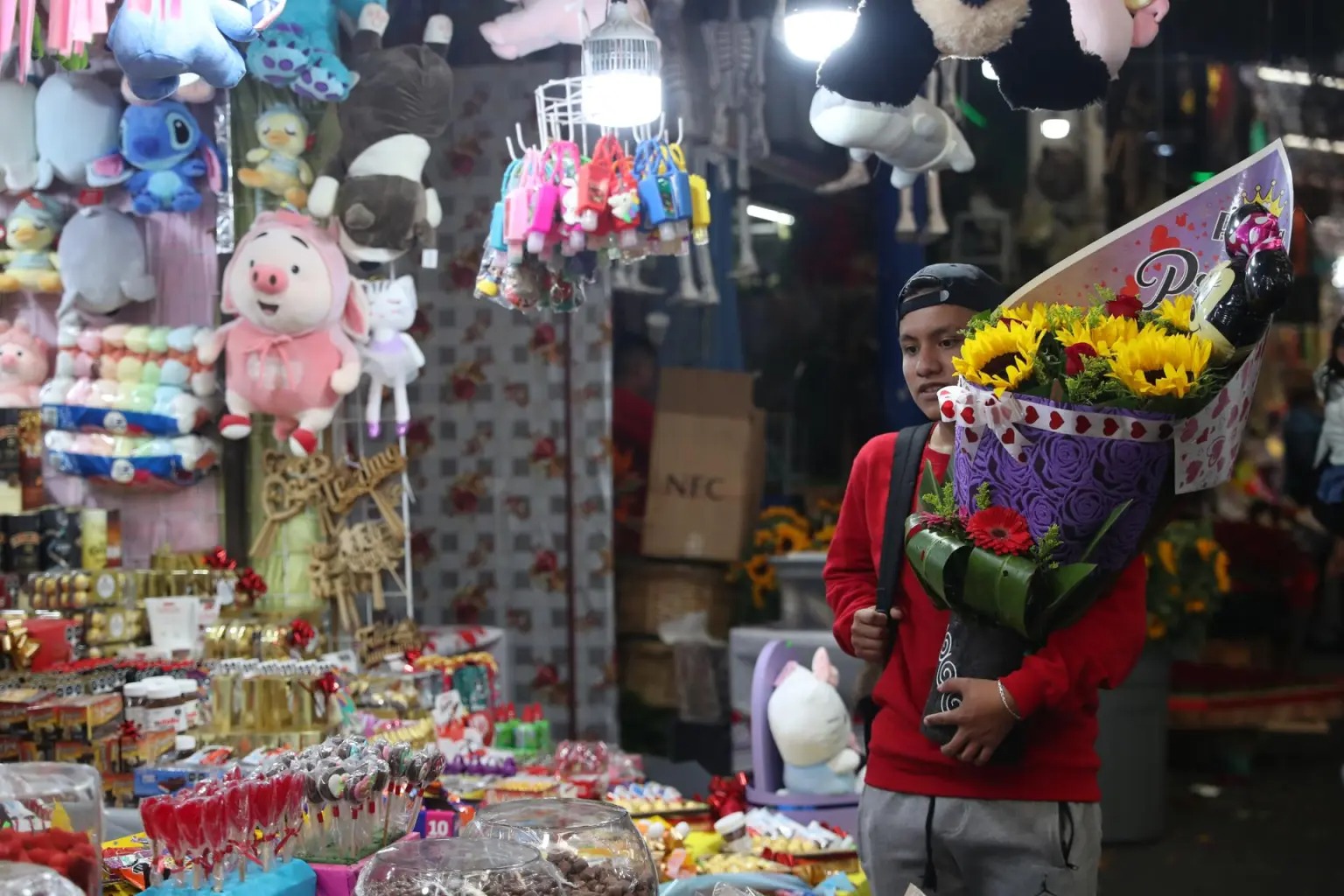 Los mexicanos gastarán 22.3 por ciento más por regalos y comidas para San Valentín que lo que habrían invertido el año pasado, según un reporte de la Alianza Nacional de Pequeños Comerciantes (Anpec).