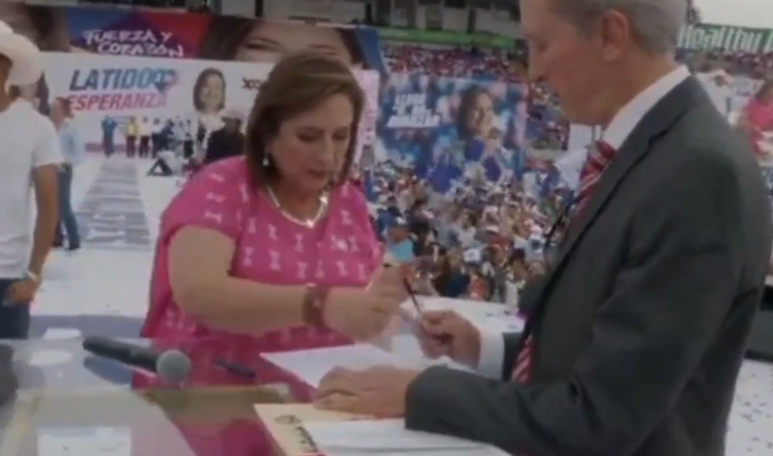 Xóchitl firma con sangre compromiso con programas sociales.