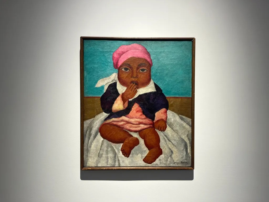 En los cuadros, Rivera atrae la atención hacia el gesto triste de los niños de ojos grandes y piel oscura que posan en entornos rústicos
