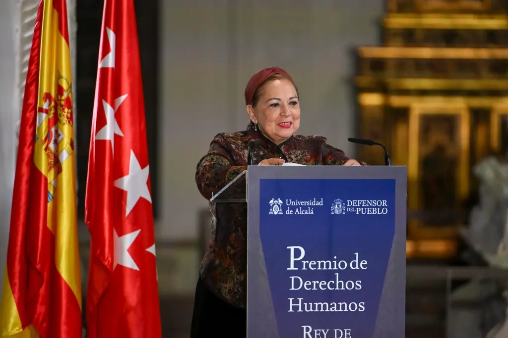 -	No asiste el Embajador Quirino Ordaz a la entrega del Premio de Derechos Humanos , donde el rey Felipe VI de España elogió “la perseverancia y el coraje” de las familias dedicadas a la búsqueda de personas desaparecidas en México.
(Información de EFE con imágenes de Fernando Villar).

La ONG mexicana Familias Unidas por Nuestros Desaparecidos Jalisco (Fundej) recibió el Premio de Derechos Humanos Rey de España de manos de Felipe VI, quien alabó el “coraje” de las familias que buscan a desaparecidos forzados en México y expresó su apoyo en su “difícil y tan necesaria” labor.
“En la unión y en la justicia colectiva reside nuestra mayor fortaleza”, dijo el rey en su discurso en el acto celebrado en la Universidad de Alcalá de Henares (Madrid), organizadora del galardón junto con el Defensor del Pueblo.
Fundej nació en 2013 de la mano de siete madres, entre ellas María Guadalupe Aguilar, presente en el acto con otras tres representantes de la entidad, para localizar a sus familiares desaparecidos y a día de hoy aglutina a casi 600 familias empeñadas en encontrarlos.
En México, se estima que hay unos 110 mil desaparecidos y en Jalisco, en torno a 15 mil, el quinto estado con más personas en paradero desconocido.
El jefe del Estado español elogió “la perseverancia y el coraje” de entidades como Fundej que “no permanecen indiferentes ante la adversidad” e incidió en que la desaparición de una sola persona “erosiona la confianza en las instituciones y desafía la conciencia colectiva”.
“La desaparición de un ser querido genera dolor, incertidumbre, desasosiego, temor y otros muchos sentimientos difíciles de asimilar. El vacío que deja se convierte en un eco persistente de preguntas sin respuesta”, lamentó el monarca, para quien el “flagelo” de las desapariciones forzadas “ha desgarrado el tejido de comunidades enteras” en México, un país -añadió- “tan querido por todos los españoles”.
La coordinadora y fundadora de la ONG mexicana Colectivo de Familiares por Nuestros Desaparecidos de Jalisco (FUNDEJ), María Guadalupe Aguilar, interviene tras recoger de manos del rey Felipe VI el IX Premio de Derechos Humanos Rey de España, otorgado a la ONG este miércoles en la Universidad de Alcalá de Henares, en Madrid. Foto de EFE/ Fernando Villar
Tras recibir el galardón de manos de Felipe VI, Aguilar pronunció un emocionado discurso en el que exclamó: “¡Jalisco es una fosa, México es una fosa!”.

La madre de José Luis Serrano, padre de dos niños desaparecidos enero de 2011, arremetió contra las autoridades de su país por mostrarse “ciegas, sordas y mudas ante el delito de la desaparición forzada” y haber convertido las desapariciones en “un referente nacional junto con el tequila y el mariachi”.
Por ello, en nombre de todas sus “hermanas de dolor”, reclamó “plena voluntad política y cooperación internacional” para poner coto a esta lacra y localizar fosas donde pueda haber desaparecidos.
“No nos dejen solas. Es hora de buscar justicia para las víctimas y sus familias y garantizar la no repetición del delito. Es hora de encontrarlos”, pidió una de las fundadoras de la ONG.
Aguilar agradeció la fuerza y la esperanza que les otorga el premio, aunque puntualizó que “lo cambiaría todo por el pasado” y por recuperar a su hijo.
“Seguiremos buscando porque nos mueve el amor que como madre nos lleva a buscar a nuestros hijos sin parar, con fuerza y con dignidad”, concluyó.
El premio está dotado con 25 mil euros, que Fundej va a destinar a la creación de un laboratorio forense para ayudar a la identificación de las víctimas.
Aunque estaba invitado, al acto no asistió el embajador de México en España, Quirino Ordaz.
