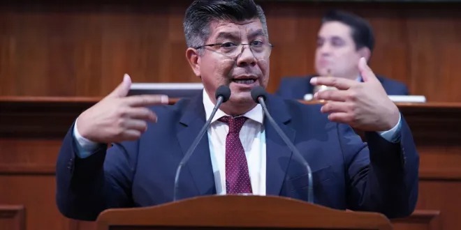 Y nos referimos a los casos de los suplentes del excelentísimo José Manuel Luque Rojas, solicitó la reincorporación a su curul en el Congreso del Estado tras no haber obtenido una candidatura por Morena. 