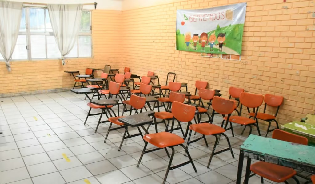 La secretaria de Educación Pública y Cultura, Catalina Esparza Navarrete, informó que el próximo lunes 18 de marzo habrá suspensión de clases con motivo del Natalicio de Benito Juárez.
Explicó aunque la fecha se conmemora el 21 de marzo, por petición de la secretaría de Turismo federal el día de asueto se traslada al viernes o sábado de la semana.
Esparza Navarrete aclaró que el 21 de marzo es un día laborable y por tanto sí habrá clases en las escuelas de educación básica del estado.
“El 21 sí hay clases, el 21 es un día laboral, se les va a dar a los niños, a los docentes y a todos los trabajadores el día 18 para que puedan disfrutar sábado, domingo y lunes”, destacó.
Dio a conocer que este viernes también habrá clases porque mientras a nivel nacional el calendario nacional contempla 3 días de descarga administrativa, en el caso del calendario estatal es de 185 días de clases al año y se han omitido estas fechas.
