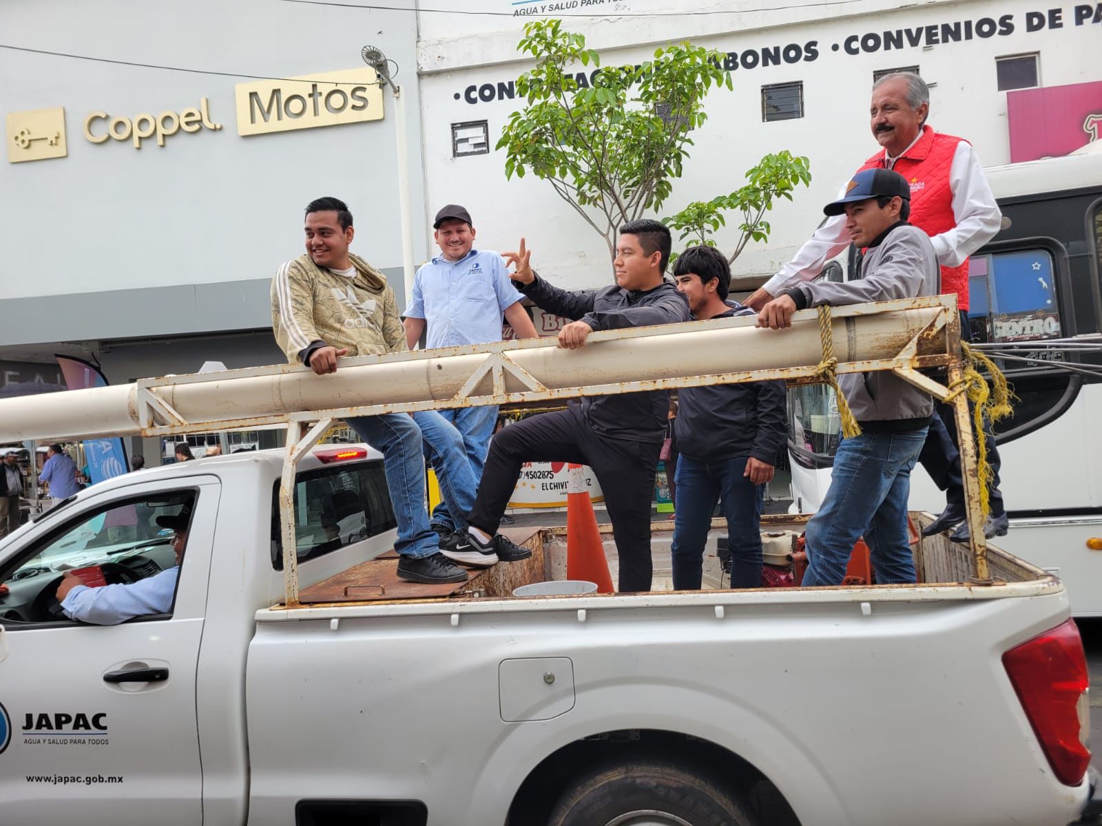 -	Que no se deje, le dicen a Estrada Ferreiro mientras reparte “jesusitos”.