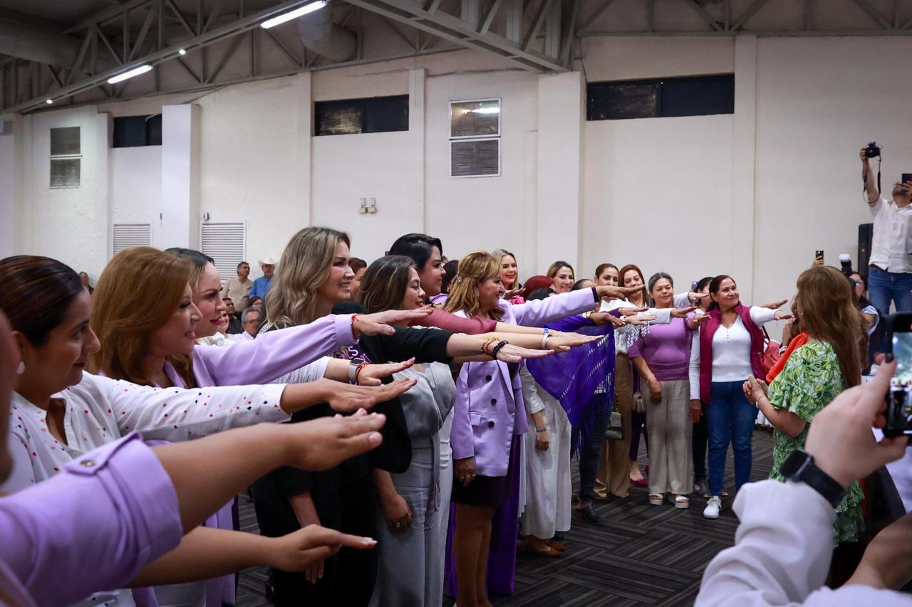 .-  Bajo la premisa de estar dispuestas a ser el ejército que recorrerá Sinaloa, para que la Dra. Claudia Sheinbaum sea la primer Presidenta de México, más de 900 mujeres se dieron cita en el encuentro, "Si llega ella, llegamos todas". Teniendo como invitados a los candidatos al Senado por Morena Imelda Castro y Enrique Inzunza. 