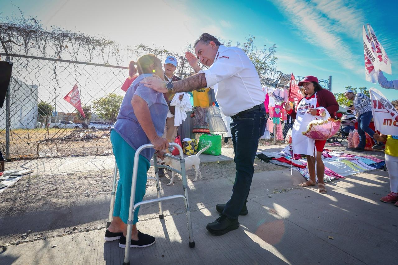 - Enrique Inzunza, candidato de Morena, dialoga con tianguistas en Culiacán.