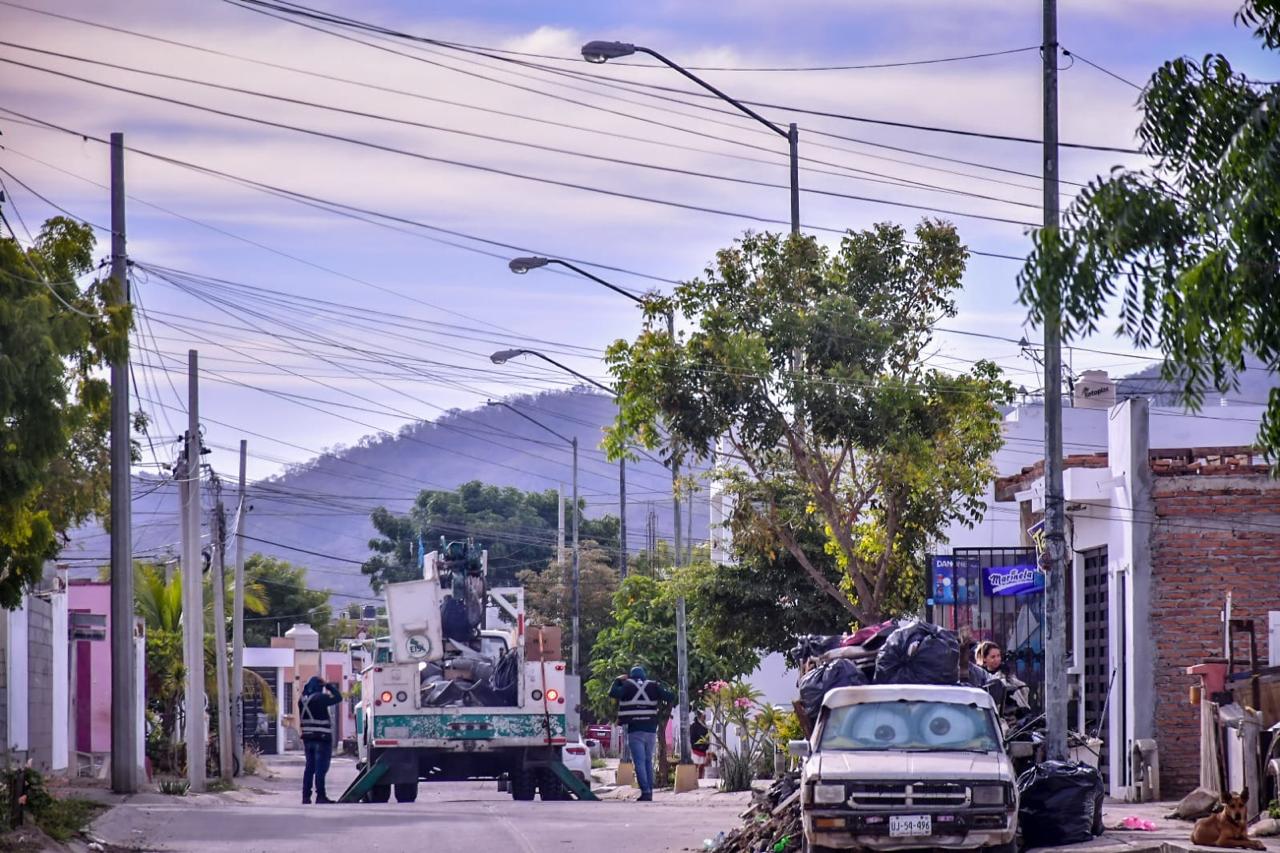 Con el fin de atender los problemas de seguridad y salud pública, el Alcalde Edgar González realizó un recorrido por el Fraccionamiento Pradera Dorada II. 