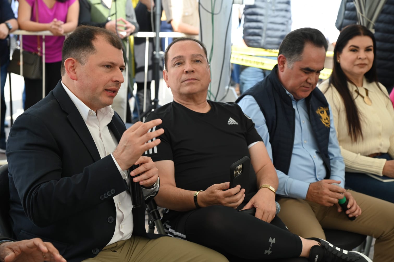 “Para hacer el conocimiento otra vez del señor Presidente del pensar y el sentir de la comunidad universitaria; estemos atentos y no daremos un paso atrás, apretaremos y aumentaremos la protesta en torno al incremento de la agresión del Gobierno del Estado”, dijo.