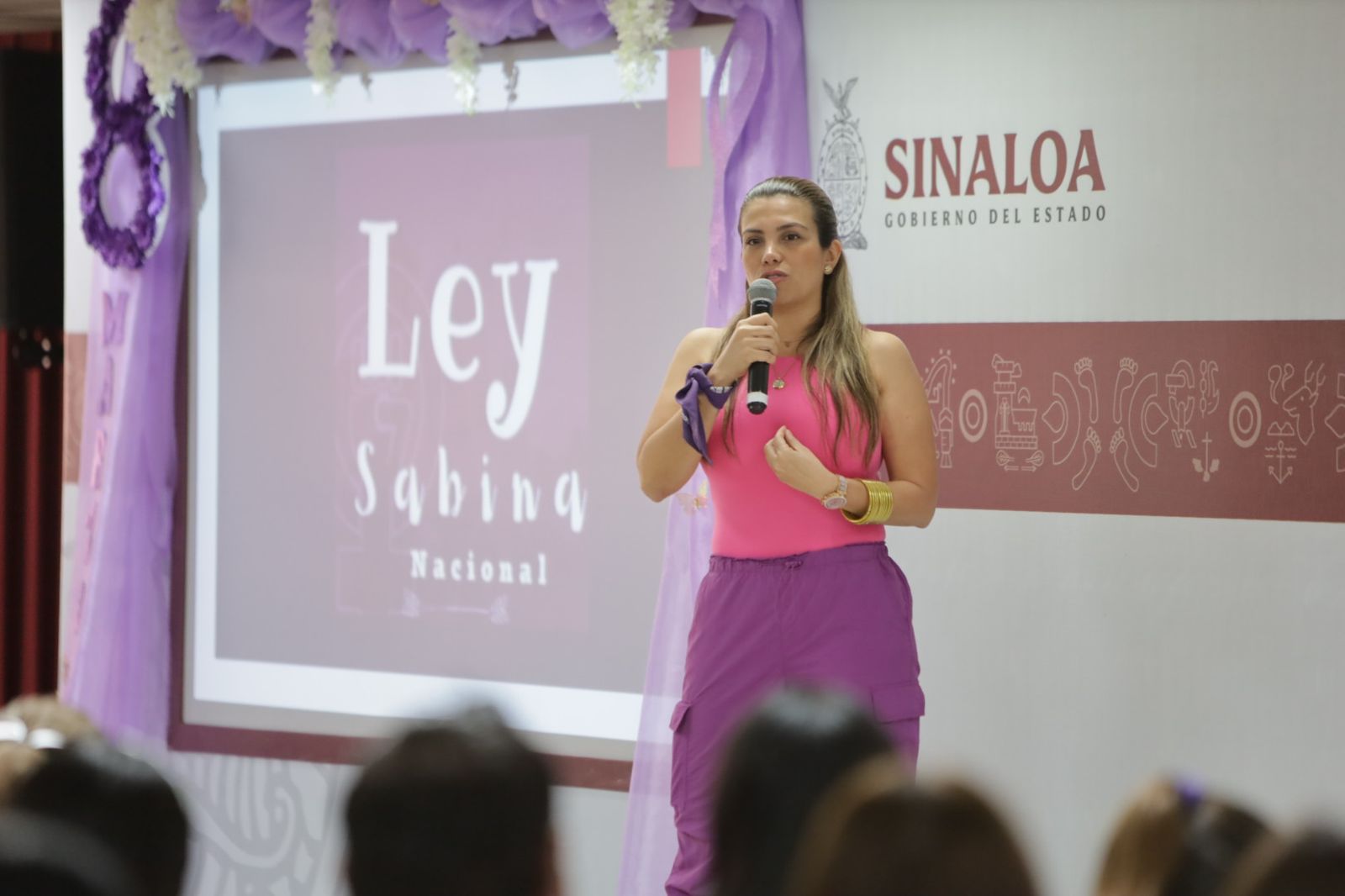 La encargada del despacho de la Secretaría de las Mujeres, Mtra. Conzuelo Gutiérrez Gutiérrez indicó que es un día de reconocimiento y solidaridad con las mujeres que buscan impulsar estrategias para la construcción de una sociedad donde mujeres y niñas vivan libres de violencia.