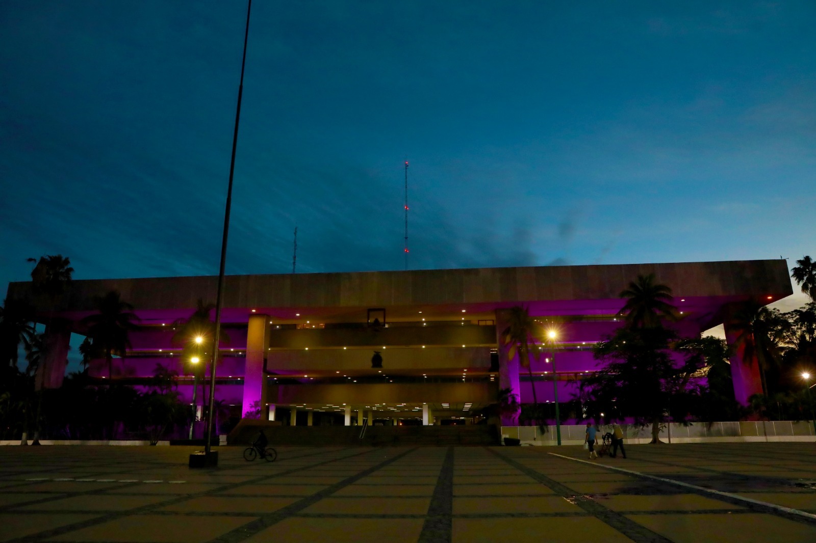 En conmemoración por el Día Internacional de la Mujer, el gobernador Rubén Rocha Moya instruyó iluminar la Unidad Administrativa de Gobierno con luces en color morado, que simboliza la importancia de visibilizar y reconocer la lucha feminista en la entidad.