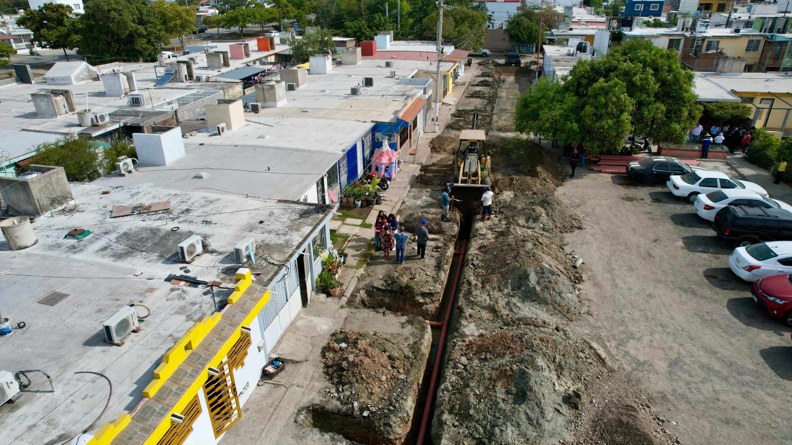 Con el objetivo de abordar los problemas de salud pública, el Alcalde de Mazatlán, Edgar González, llevó a cabo un recorrido por la colonia Jabalíes donde se está realizando la obra de rehabilitación de infraestructura sanitaria.