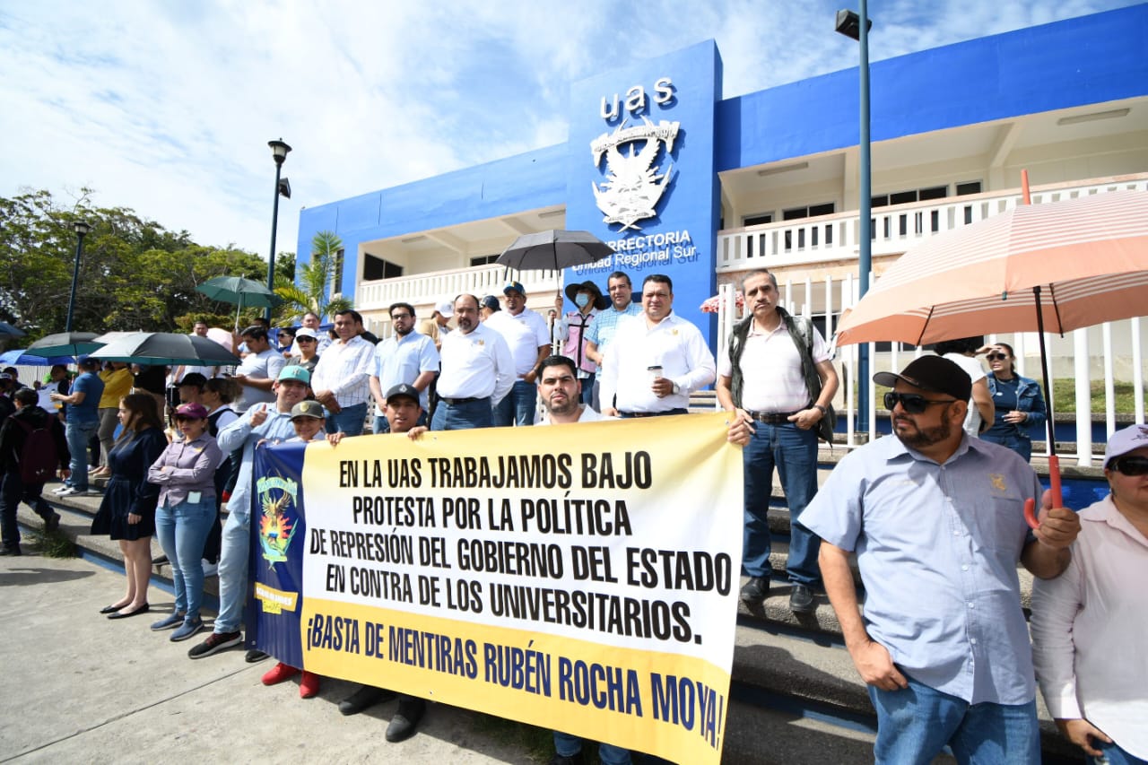 De nueva cuenta se conglomeraron cientos de personas, como parte de la comunidad de la Universidad Autónoma de Sinaloa (UAS), en la Unidad Regional Sur (URS), quienes alzaron la voz en defensa de la autonomía universitaria.