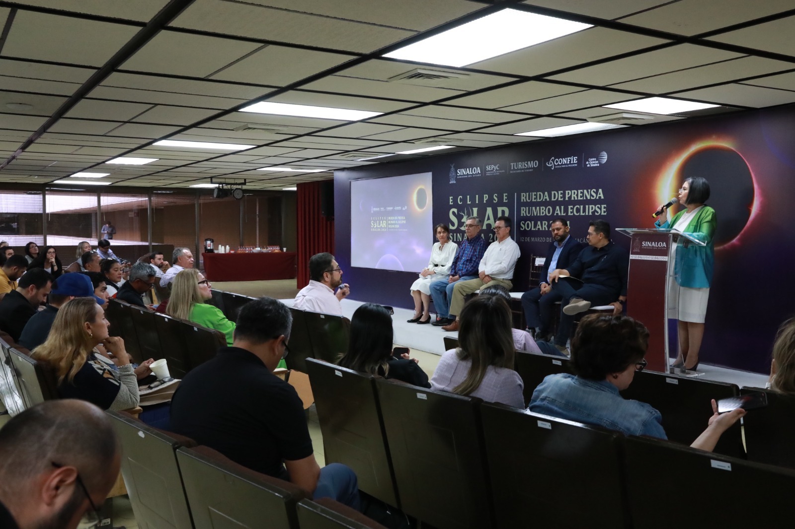 Esta formación está dirigida a docentes frente a grupo de las escuelas de educación básica.