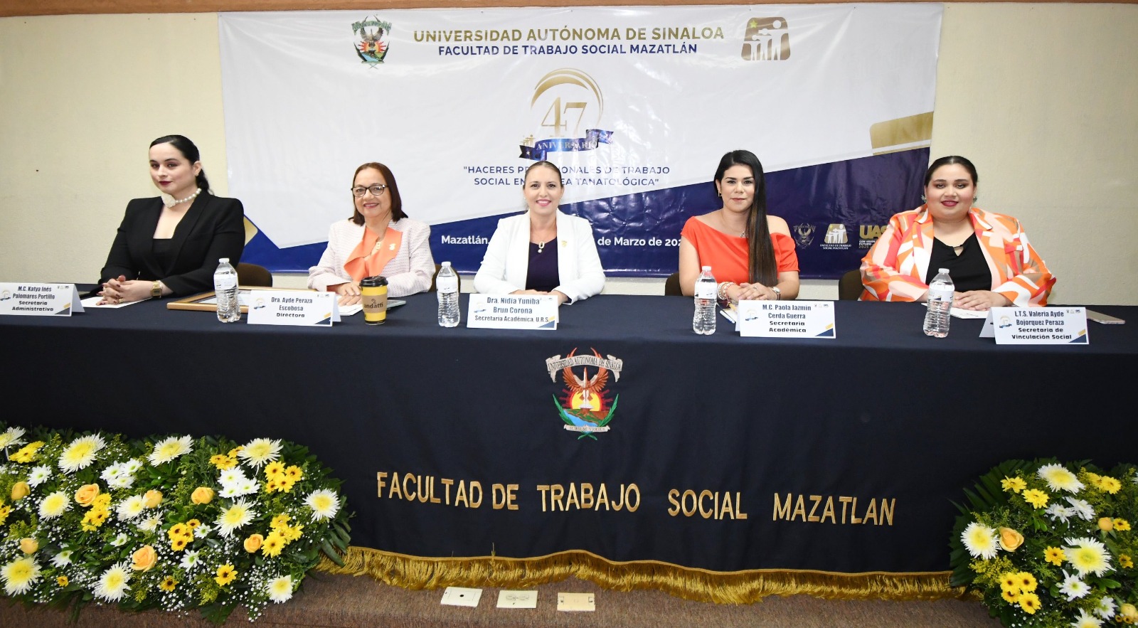 Con el objetivo de ayudar y educar a las personas para que obtengan servicios y recursos en sus comunidades, así como formular e implementar políticas y programas que aumenten el bienestar de la gente, la Facultad de Trabajo Social de la Universidad Autónoma de Sinaloa, en la Unidad Regional Sur, celebra el 47 aniversario de su fundación, con la conferencia “Trabajo Social Teratológico”, impartida por la maestra Eduviges Rodríguez García.