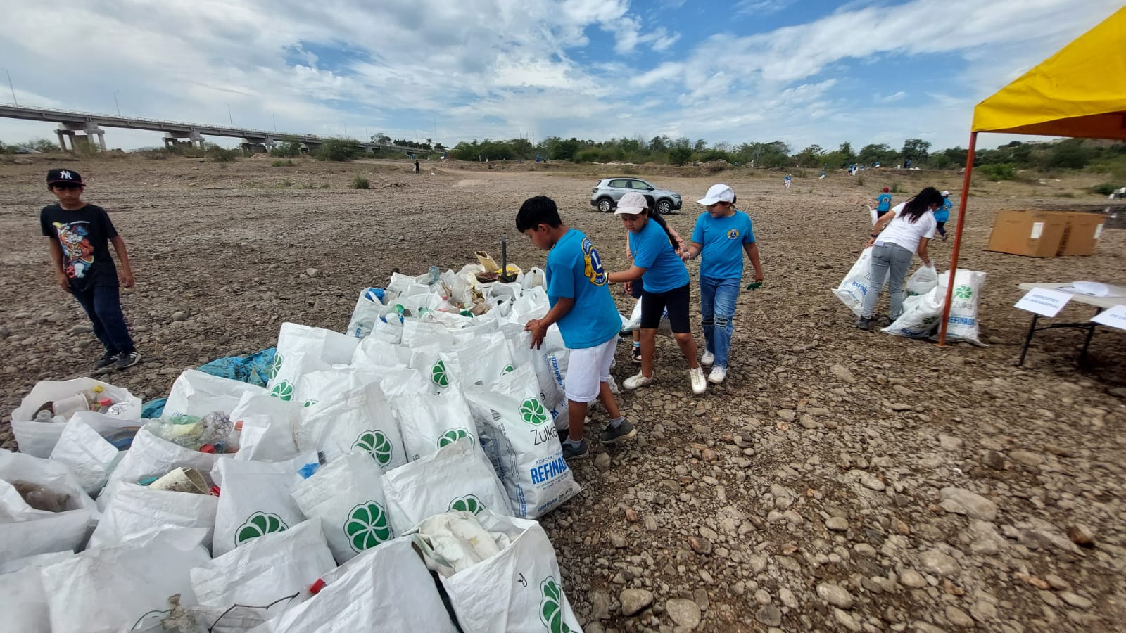 Para conmemorar el Día de Acción Mundial por los Ríos, Conselva, Costas y Comunidades A.C. y Refrescos El Manantial convocaron a niños de primaria a una actividad de saneamiento y convivencia en el río Baluarte