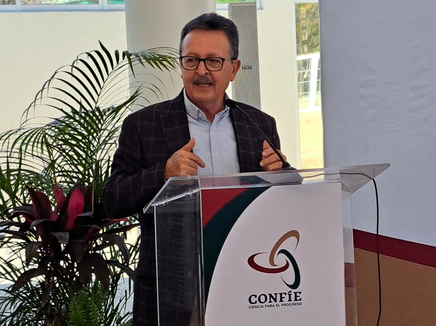 -	El director general de CONFÍE, Dr. Carlos Karam Quiñones, clausura la primera edición de este nuevo espacio de expresión y difusión del trabajo de las científicas de Sinaloa