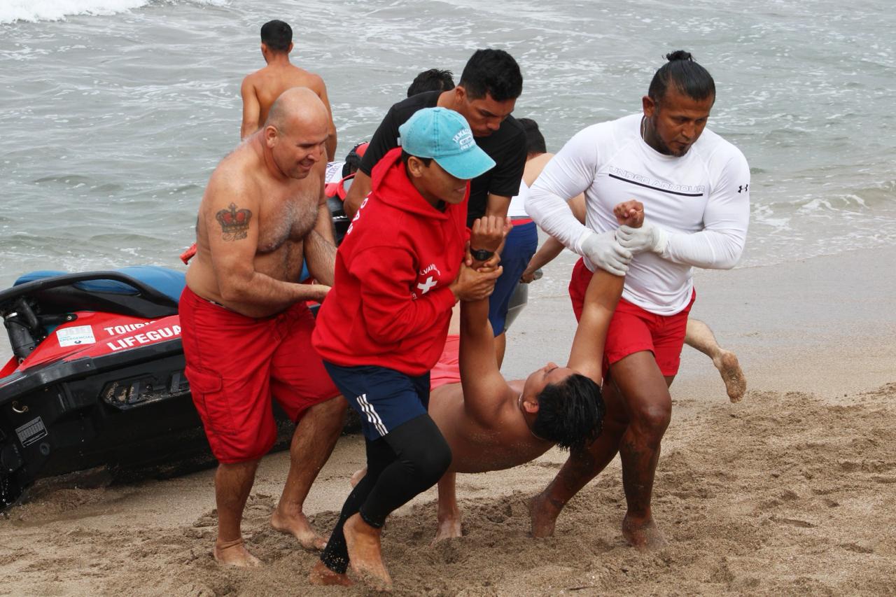 .- Luego de un mes de preparación y reforzamiento en conocimientos de rescate en el mar, primeros auxilios y otros temas de importancia para ser aplicados en caso necesario durante la próxima Semana Santa, la mañana del sábado concluyó la certificación de salvavidas de centros de hospedaje y balnearios con un simulacro a escala real en la zona de Olas Altas.