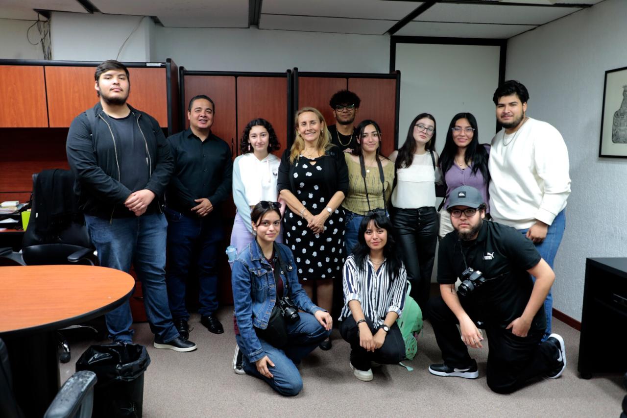 Estudiantes de Comunicación de la UA de O Los Mochis, realizan recorrido en Comunicación Social y Radio Sinaloa