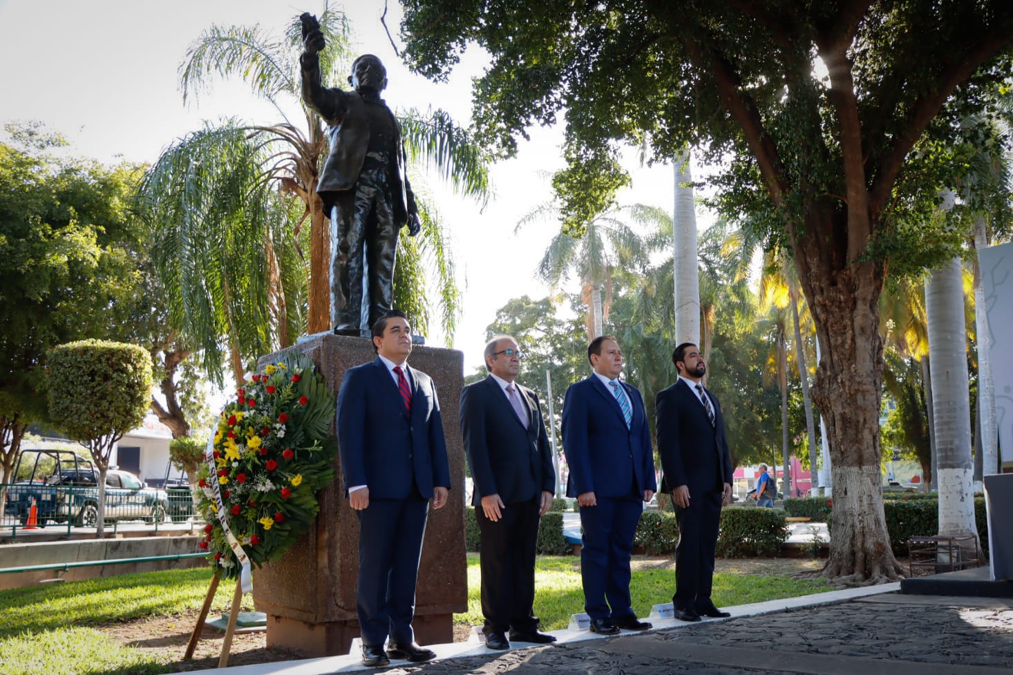 Con motivo del aniversario 218 del natalicio del licenciado Benito Pablo Juárez García, autoridades civiles y militares, encabezadas por el director de COBAES, Santiago Inzunza Cázares, quien llevó la representación del gobernador Rubén Rocha Moya, realizaron un acto cívico con izamiento de Bandera a toda asta y con Honores de Ordenanza en la plaza cívica de Palacio de Gobierno, para conmemorar el nacimiento del Benemérito de las Américas.
