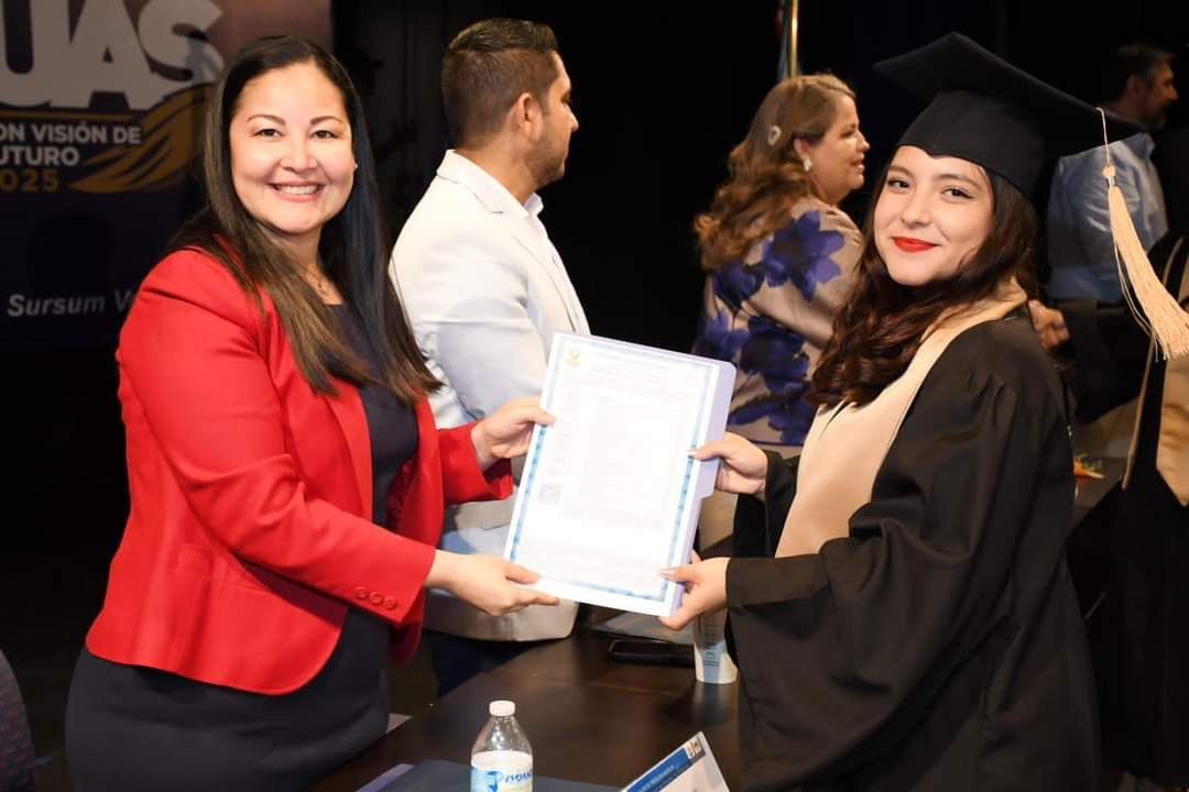 Con nostálgicos recuerdos, la Generación de Egresados 2019-2024 de la Licenciaturas en Psicología modalidades escolarizada y semiescolarizada de la Facultad de Psicología Mazatlán de la Universidad Autónoma de Sinaloa (UAS) recibieron su constancia de egreso en una emotiva ceremonia de graduación.