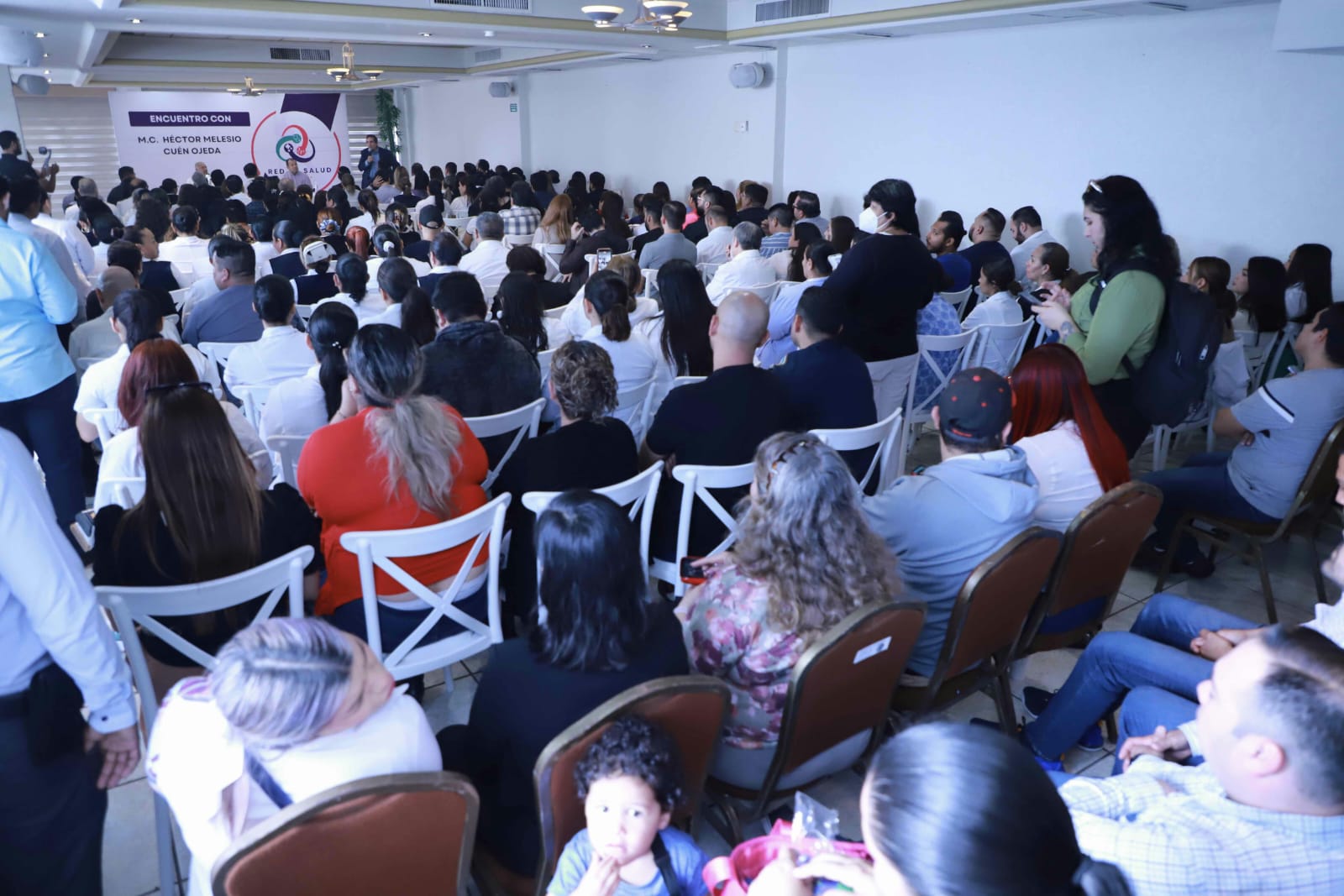 - La única manera de hacer grandes cosas es estar todos unidos, con su apoyo como diputado federal, mi compromiso será mejorar el sector salud de Sinaloa.