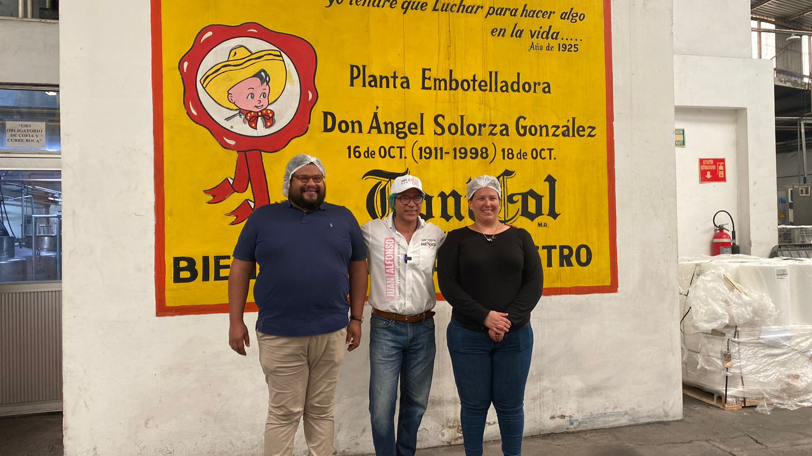 Los negocios familiares son cuna de la industria en el sur sur de Sinaloa. Muchas de las grandes empresas son negocios que pasan de generación en generación y una muestra de ello es la empresa embotelladora El Manantial, ubicada en el Pueblo Mágico de El Rosario y de donde salió, de este municipio a todo el mundo, el popular refresco TonyCol.