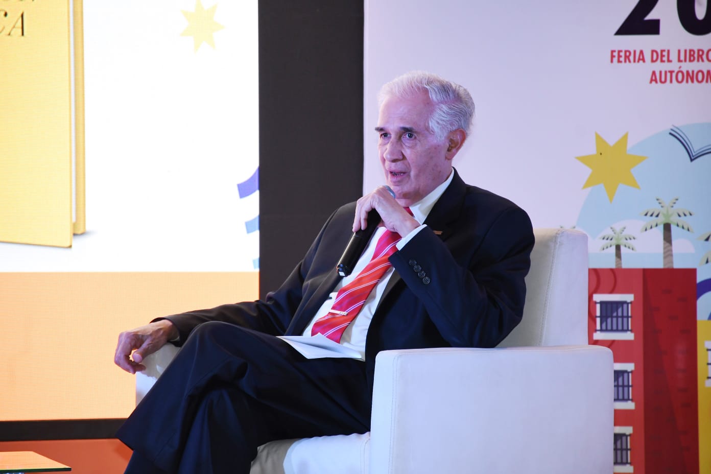 Para culminar el tercer día de actividades concernientes a la FeliUAS 2024, se presentó el libro “Gobiernos de Coalición en América Latina”, escrito por su autor, el Dr. Diego Valadés, un ensayo que presenta los problemas de la integración del Gobierno en los sistemas presidenciales latinoamericanos y la tendencia creciente a la formación de coaliciones.