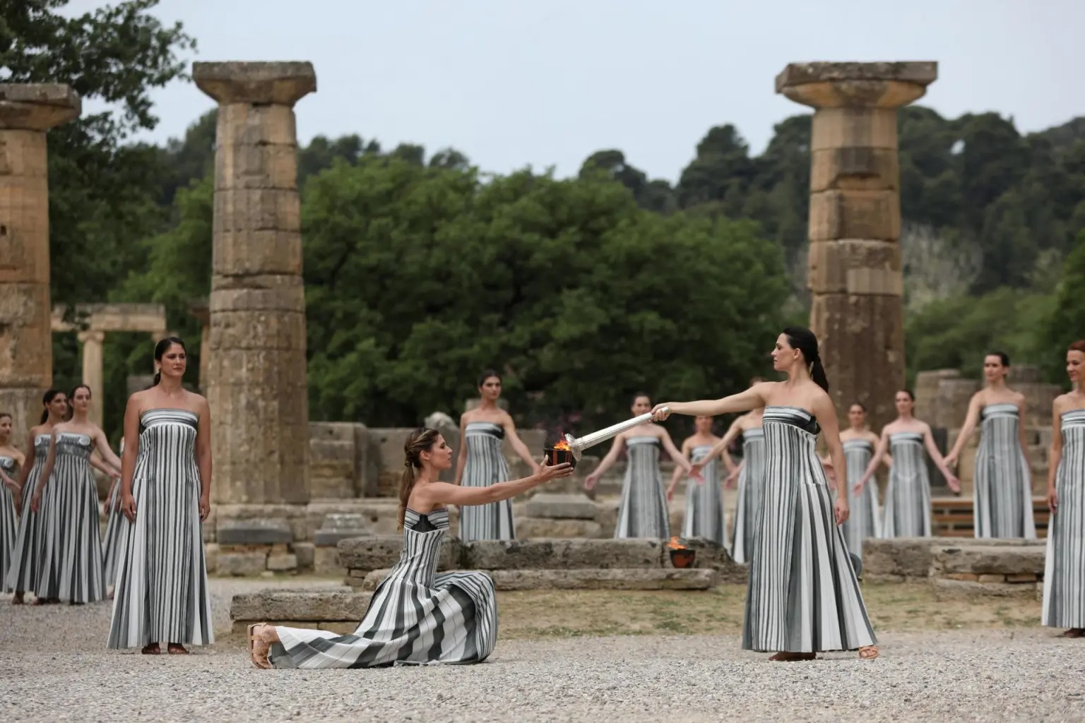 La llama olímpica de París 2024 fue encendida en una emotiva ceremonia este martes en las ruinas de la antigua Olimpia