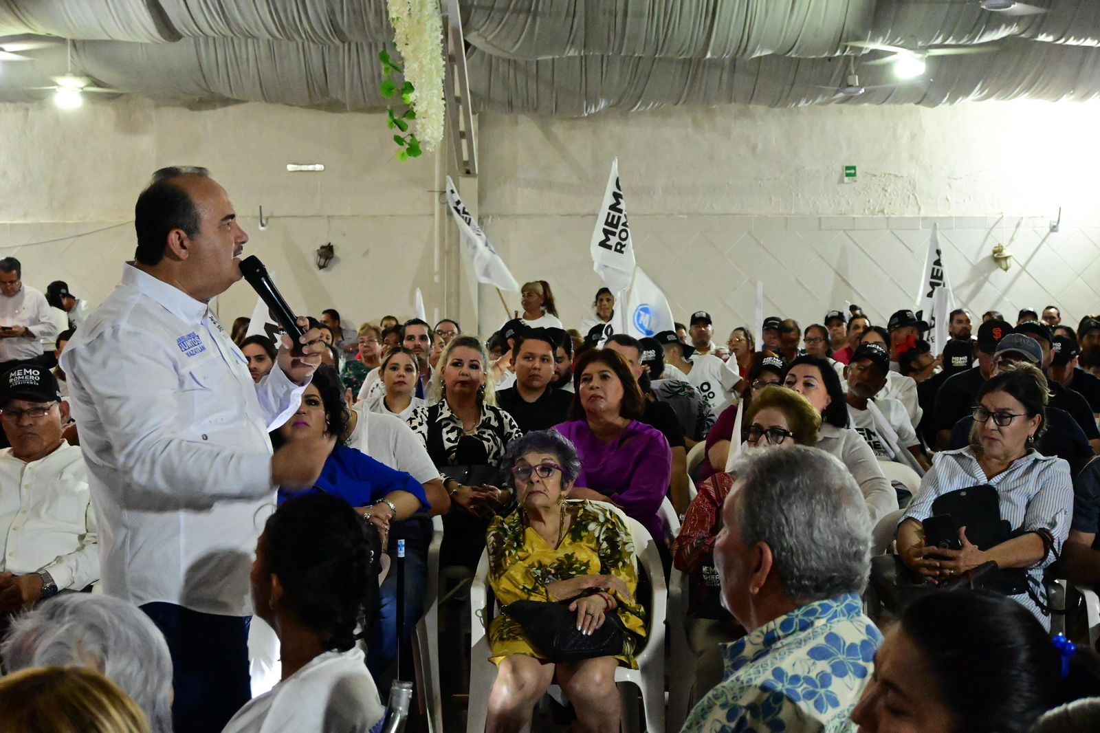 Memo Romero, candidato a la alcaldía de Mazatlán por la coalición Fuerza y Corazón por Sinaloa, sostuvo una reunión durante la tarde de sábado con vecinos y comerciantes de la colonia Centro de Mazatlán.