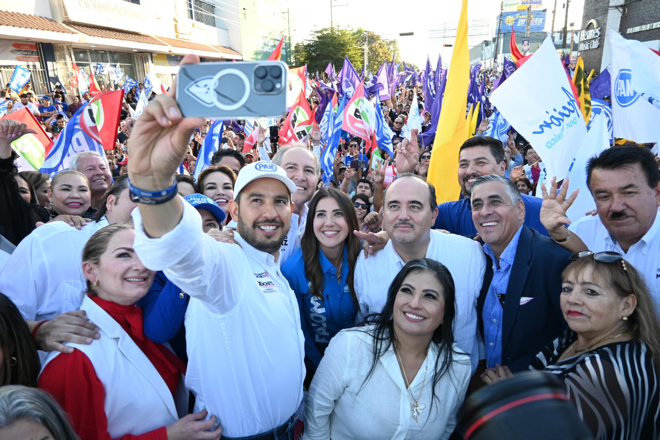 -	Memo Romero se registra con impresionante respaldo.