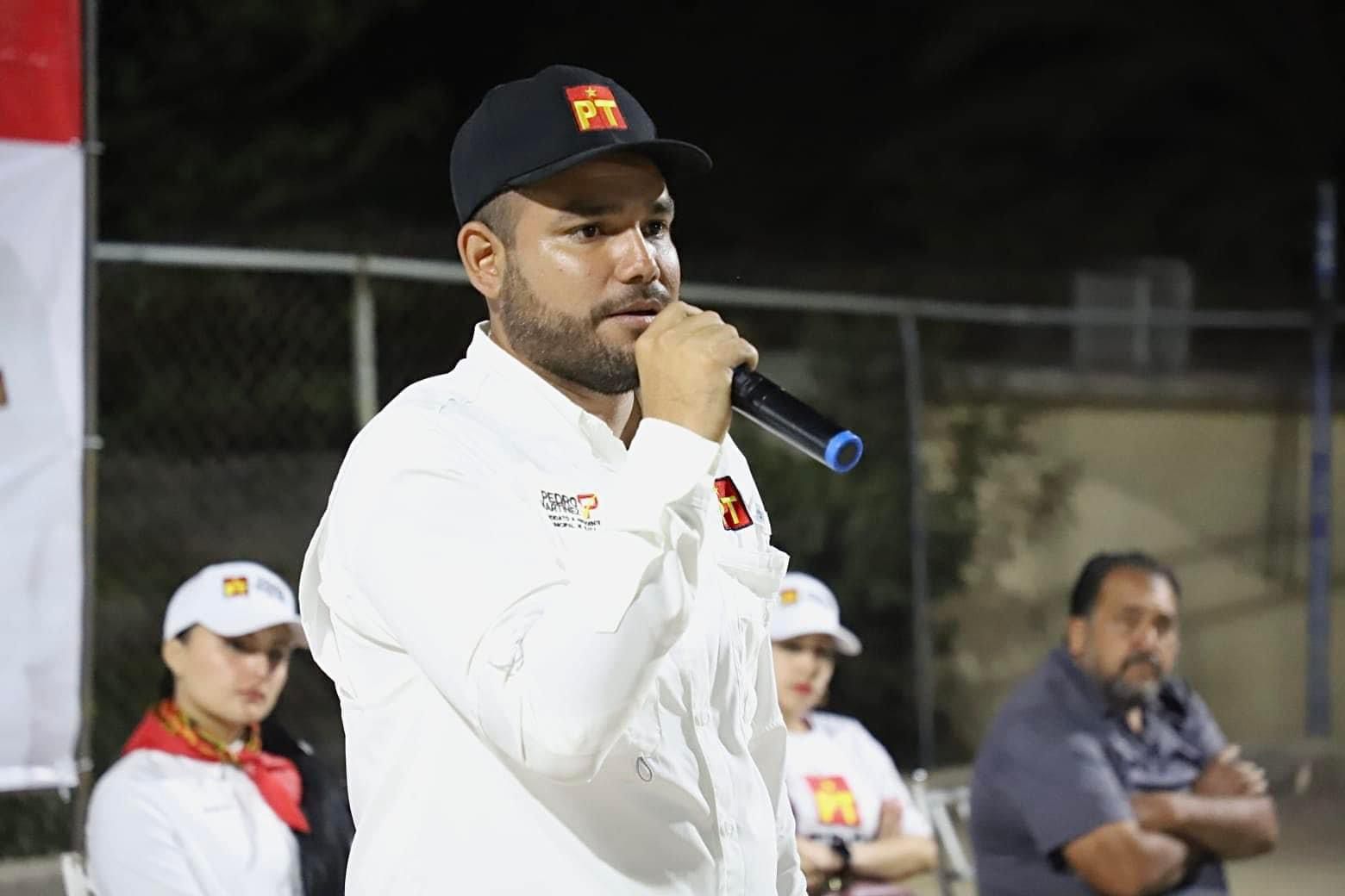 Con esta dimisión, queda como único aspirante el candidato del Partido del Trabajo, Pedro Antonio Martínez López.