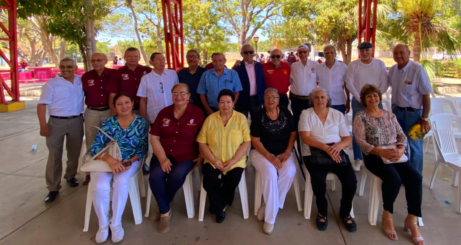 " Me Siento muy complacido de poder saludar a mis amigos después de tanto tiempo y tantas Anécdotas ". Recordar es volver a vivir.