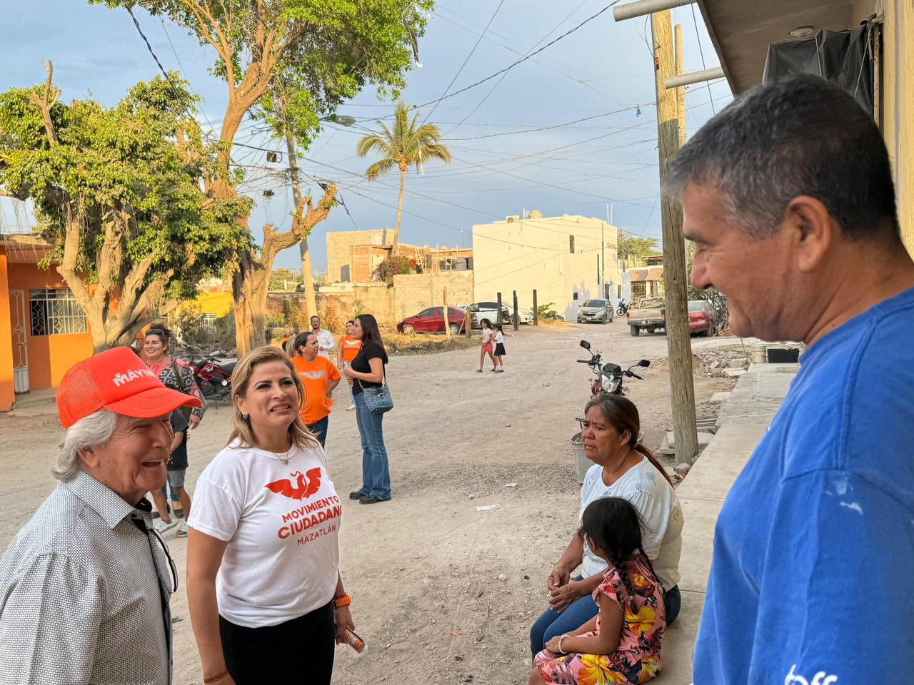 La aspirante a la alcaldía de Mazatlán, recorrió las colonias Federico Velarde y Salvador Allende. Casa por casa, tocando puertas, fue como llevo el mensaje de Movimiento Naranja, como alternativa política en esta contienda. 