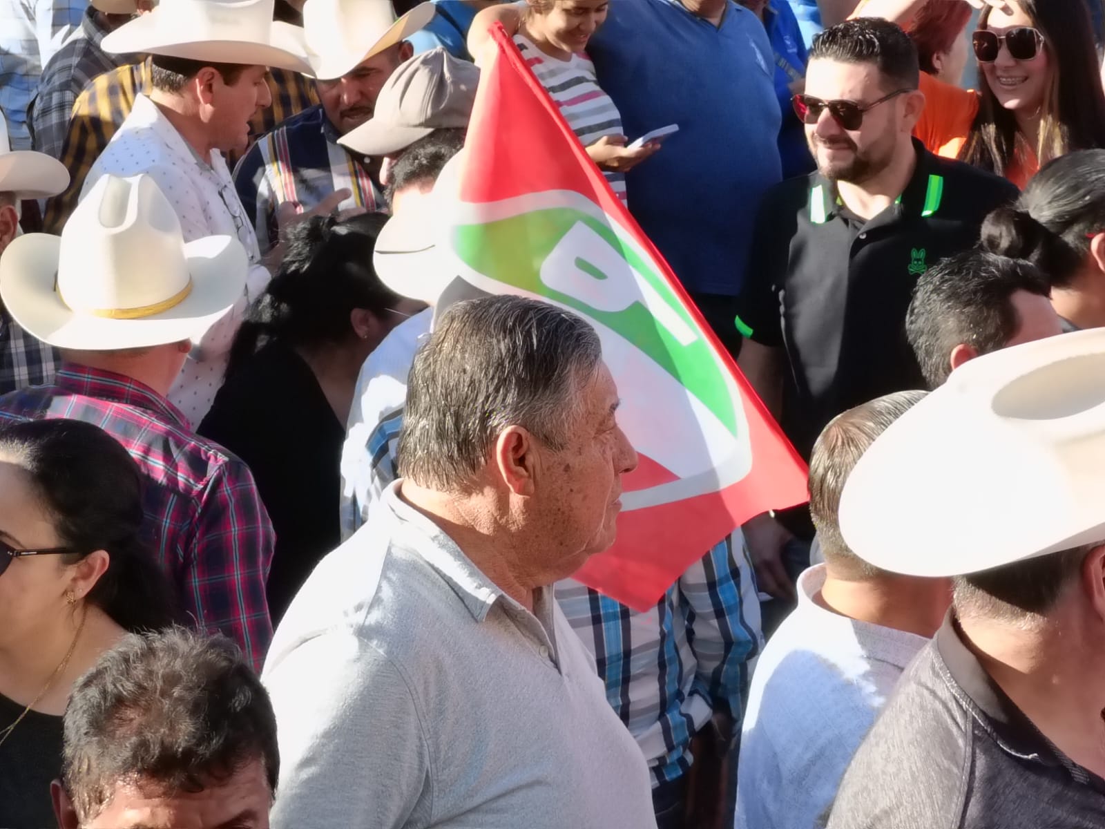 -	Memo Romero se registra con impresionante respaldo.