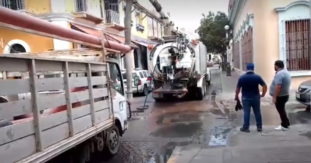 -	JUMAPAM debe ya sancionar a quienes taponean drenaje en el Centro Histórico.