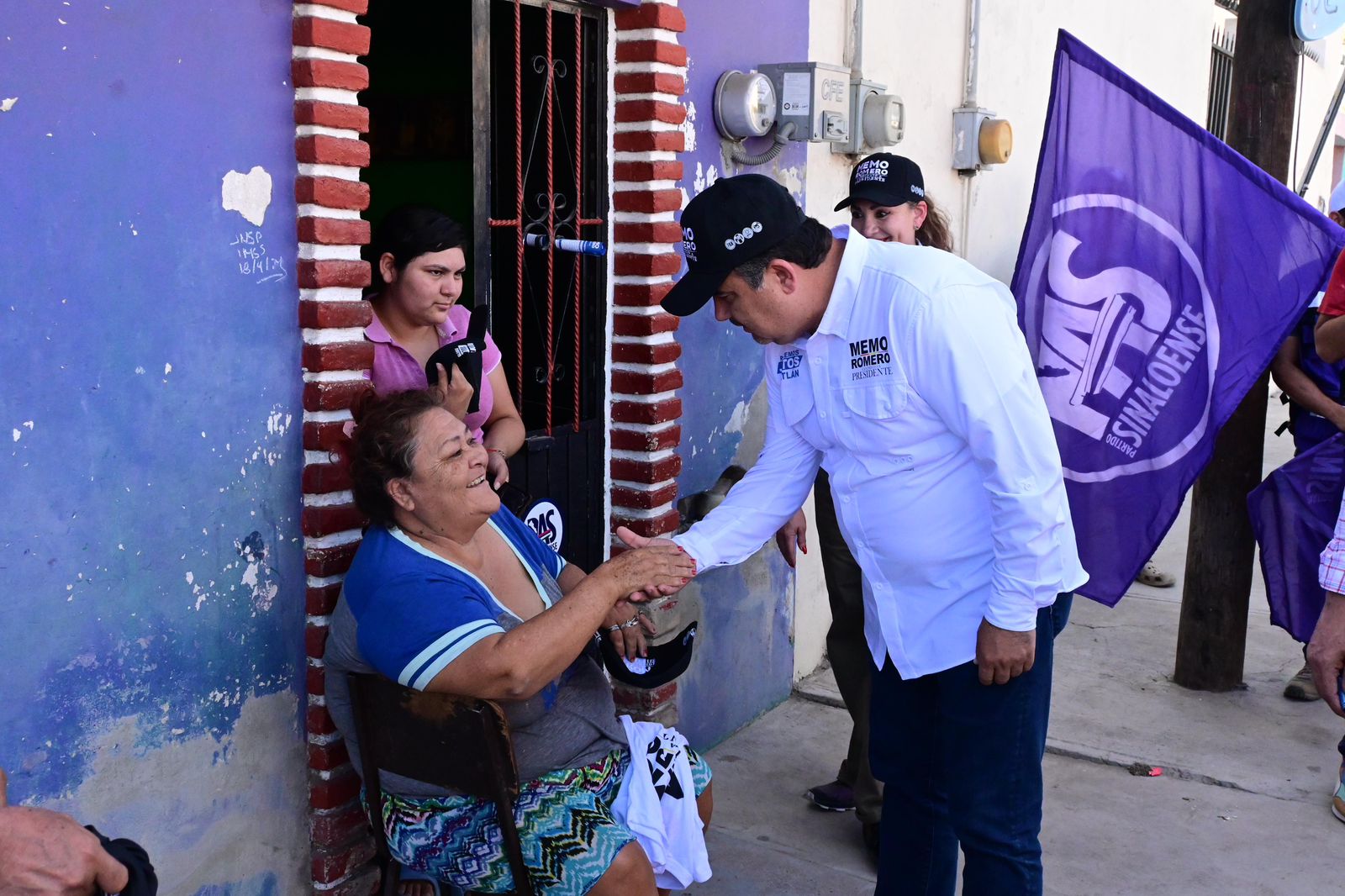 En su visita, los vecinos expresaron su preocupación por el estado de la cancha de usos múltiples de la colonia, que sufre de inundaciones durante la temporada de lluvias debido a su ubicación en un nivel bajo. 