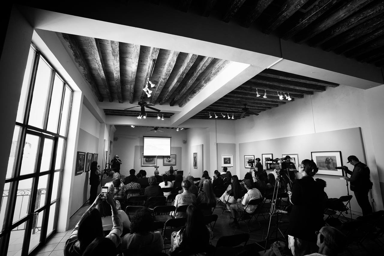 Enrique Vega Ayala cronista oficial de Mazatlán llevo a cabo una charla en la Galería Ángela Peralta titulada “Los eclipses de Mazatlán”, el cronista agradeció la presencia de los asistentes, dijo que el contenido de la charla giraba en torno a la información que pudo recopilar de una página oficial de la NASA respecto a los eclipses que se han presentado desde 1857 hasta 2024 en Mazatlán.