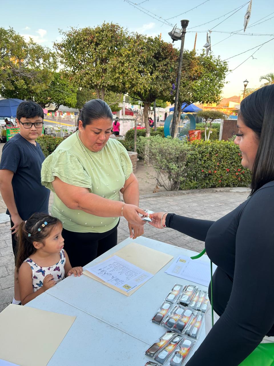 Rosario tendrá la fortuna de ser uno de los municipios en Sinaloa donde se podrá ver al cien por ciento el Eclipse Solar total 2024 que ocurrirá este lunes 8 de abril por la mañana, preparándose con diversas actividades previas y durante el fenómeno astronómico contando con el apoyo del gobierno municipal que dirige en Ing. Jesús Eloy Manjarrez Mancillas, Seguridad pública y protección civil quienes han tenido reuniones de coordinación.