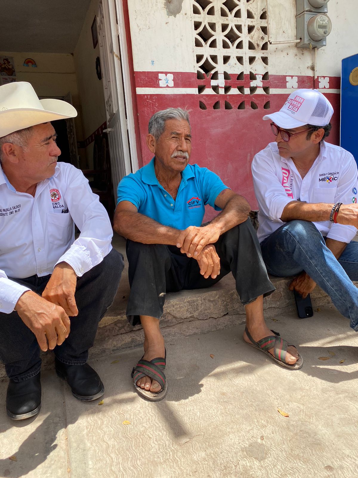 “Voy a creer yo que no tiene para poner el arco de la entrada. Si no lo queremos con moños. O ya de perdida que pavimenten la calle. Llevamos años pidiendo lo mismo y nadie nos ha hecho caso” dijo uno de los habitantes del asentamiento.