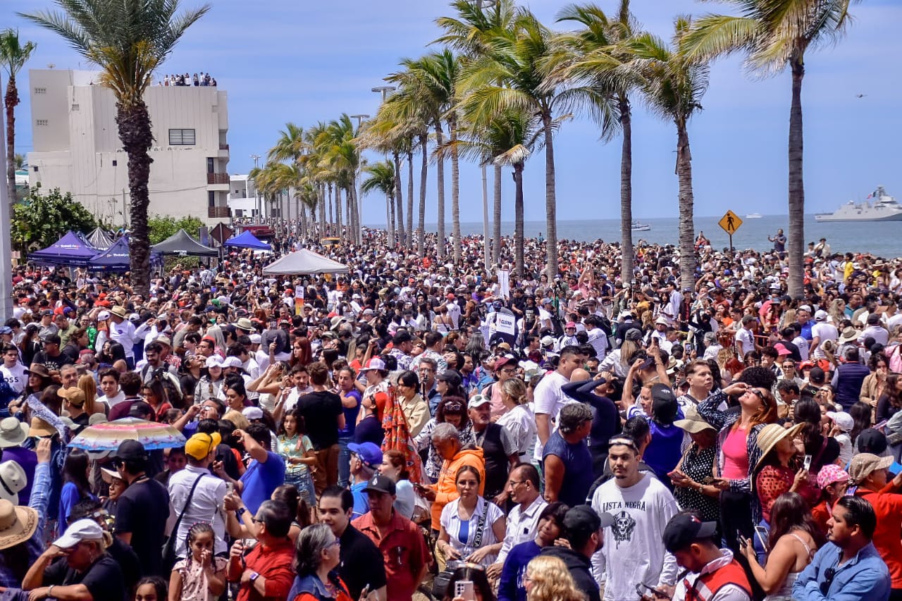 El punto máximo del eclipse llegó a las 11:09 am, Mazatlán se convirtió así en la primera ciudad del planeta en vivir esta experiencia y mostrarla al mundo entero a través de transmisiones en vivo de miles de canales, portales, medios masivos e instituciones científicas. 
