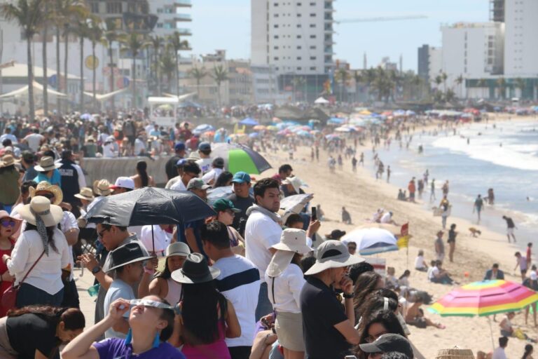 - La Coordinación Municipal de Protección Civil en coordinación con cuerpos de auxilio montaron un importante operativo preventivo y solo brindaron tres atenciones por descompensación.