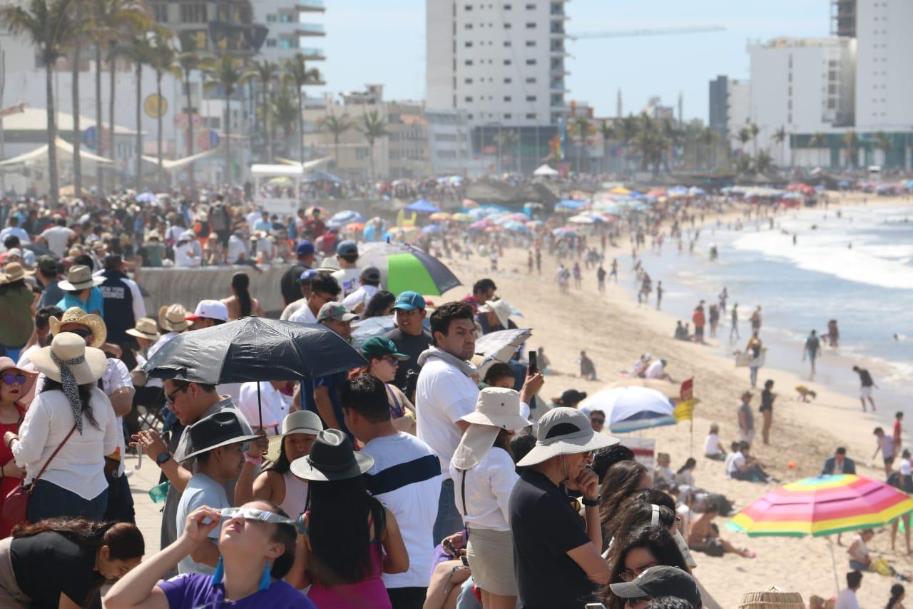 - La Coordinación Municipal de Protección Civil en coordinación con cuerpos de auxilio montaron un importante operativo preventivo y solo brindaron tres atenciones por descompensación.