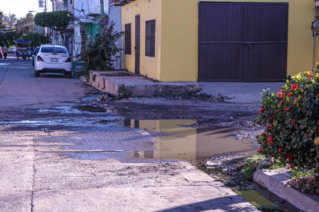 Los habitantes de la calle 5 de febrero solicitaron al Alcalde Edgar González un recorrido por la zona para que pudiera constatar la urgencia de la reparación del colapso de drenaje.