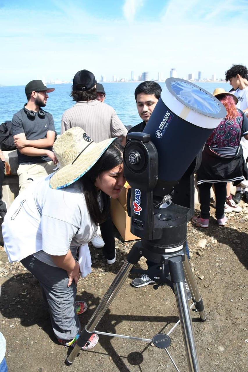 Los espacios de este plantel se llenaron de visitantes y universitarios que se mostraron emocionados por tan espectacular evento como lo fue este fenómeno astronómico que resultó todo un suceso histórico.