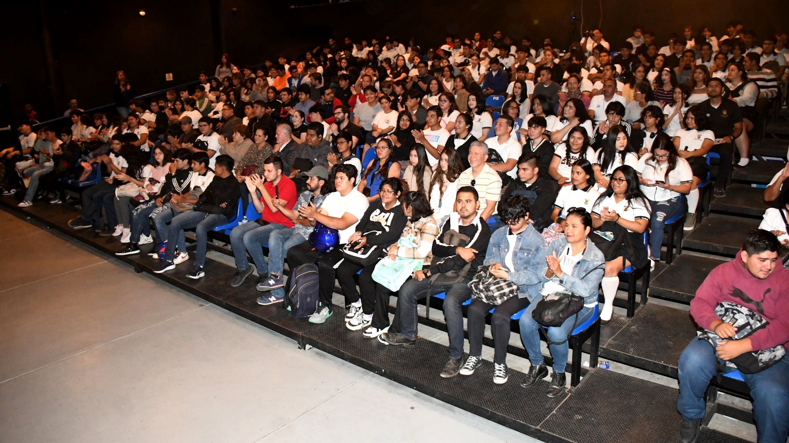 La física de la música una relación muy estrecha que no puede estar una sin la otra, así lo expresó el expositor e investigador de la Universidad de Guanajuato, doctor Julián Félix, en la conferencia interactiva “La Física de la música y la Astronomía: despidiendo el eclipse”, que sostuvo en las instalaciones del Teatro de la Universidad Autónoma de Sinaloa en la Unidad Regional Sur.