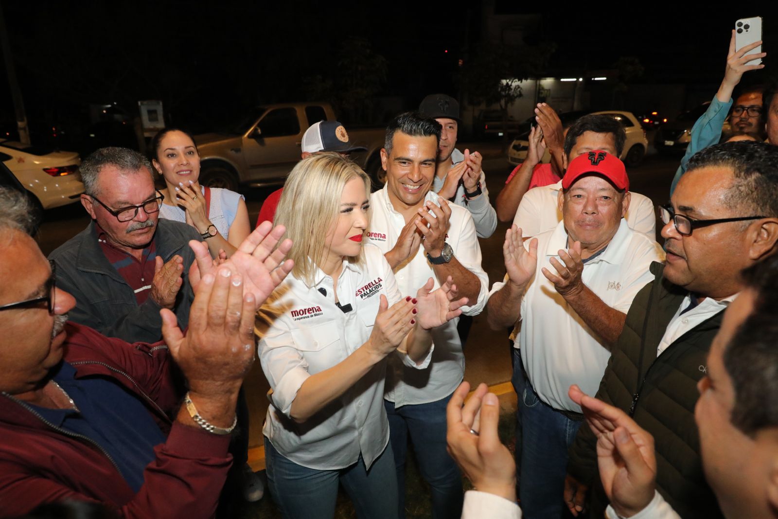 -	La candidata de Morena a la Presidencia de Mazatlán inicia su campaña con una pega masiva de "calcas"

Mazatlán, Sinaloa,.- Vamos a hacer una campaña a ras de tierra, tocaremos puerta por puerta en esta contienda electoral, y estamos seguros que vamos a ganar la elección del 2 junio, expresó Estrella Palacios Domínguez, candidata de Morena  a Presidenta Municipal de Mazatlán.
Rodeada de familiares, amigos, jóvenes que apoyan la Cuarta Transformación y cientos y cientos de personas que simpatizan con el movimiento iniciado por el Presidente de México Andrés Manuel López Obrador,  la candidata a la alcaldía de Mazatlán  encabezó en el primer minuto de su   campaña, una "pega de calcas" masiva y la develación de un especular en la Av. Rafael Buelna.
El inicio de la campaña de Estrella Palacios se convirtió en una fiesta por la democracia en la que hombres y mujeres que apoyan a Morena abrazaban, felicitaban y pedían tomarse la foto con la abanderada de Morena.
Al dirigir un discurso a sus simpatizantes la candidata de Morena a la Presidencia de Mazatlán adelantó que en esta campaña tocará puerta por puerta y recorrerá cada rincón del municipio para decirle a la gente porqué el proyecto de Morena es el mejor proyecto para Mazatlán.
"No vamos a ganar, vamos arrasar" afirmó.
Palacios Domínguez conminó a llevar un mensaje de alegría y esperanza durante los días de la campaña que apenas inicia para consolidar la construcción del segundo piso de la transformación y hacer de este municipio un mejor lugar para vivir.
Palacios Domínguez destacó que el gran proyecto de Morena se llama Mazatlán.
En el inicio de su campaña Estrella Palacios estuvo acompañada por Manuel Guerrero, dirigente de Morena en Sinaloa, y candidatos a diputados y senadores.
