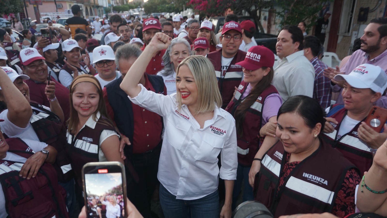 El camino es Morena, ¡No podemos regresar al pasado!, en esta contienda los invito a trabajar unidos, con entusiasmo y con mucha alegría porque a la transformación ya nadie la para,  expresó Estrella Palacios, candidata de Morena a la Presidencia Municipal de Mazatlán durante su mitin de inicio de campaña.