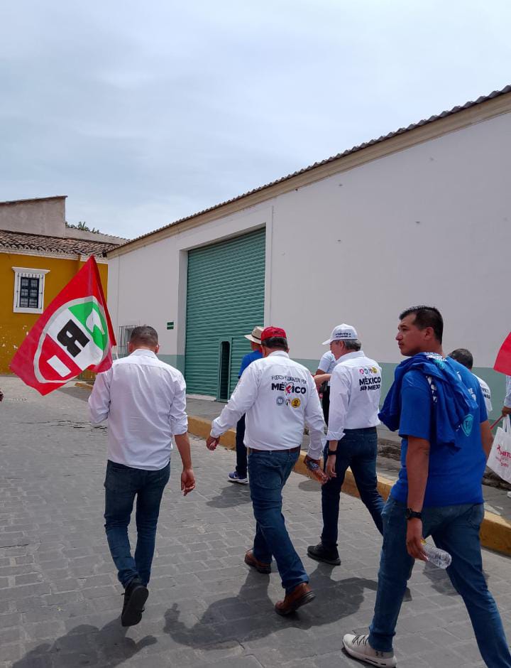 “Vamos en una alianza muy estratégica el PRI, PAN y PRD, y el PAS, porque vamos juntos a defender las instituciones, la Constitución y que regresen los recursos que le quitaron a las instituciones, yo tengo muy claro a lo que voy al Congreso, y es a defender al pueblo”, 